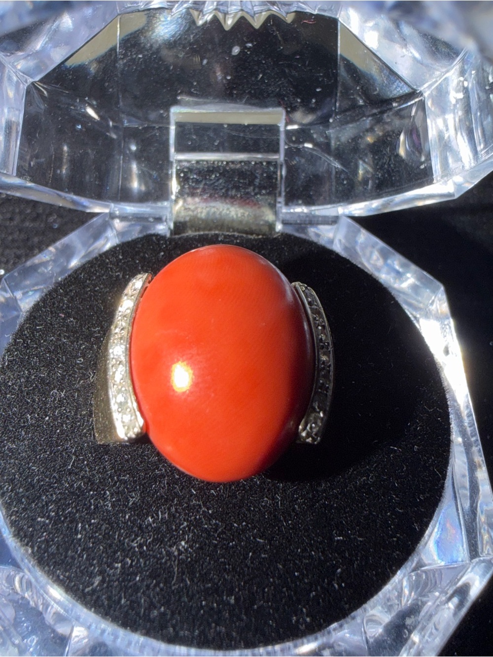 Vintage 18K GOLD Cabochon Coral with 15 Genuine Diamonds - Picture 3 of 13